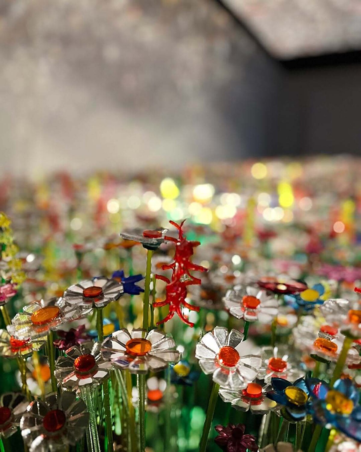 Bu enstalasyona yaklaştıkça hissedilen şey çok net: Bireysellik ve birliktelik aynı anda ışıyor.