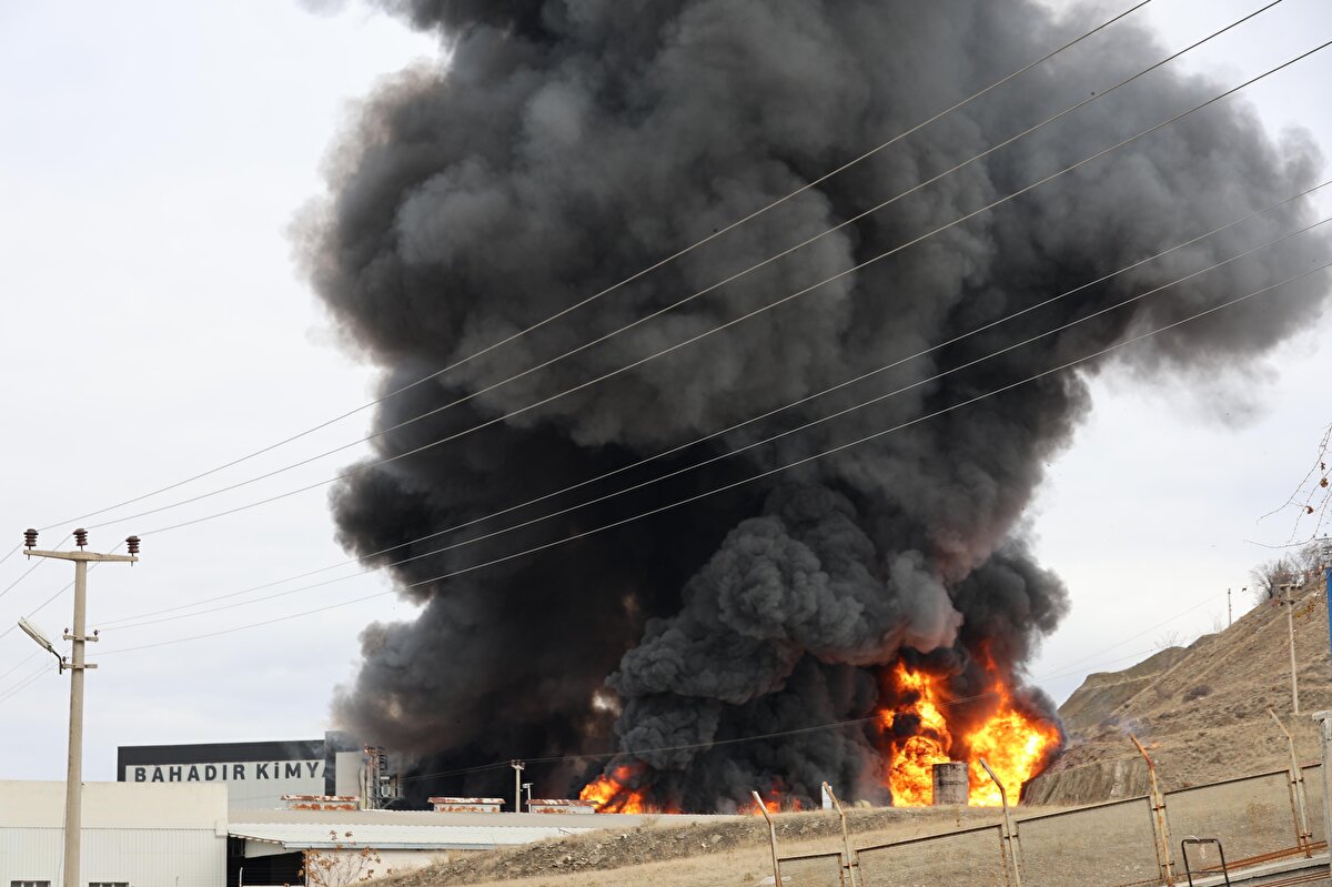 Ekipler yangına müdahale ediyor<br><br>İhbar üzerine olay yerine çok sayıda itfaiye, polis, jandarma ve sağlık ekibi sevk edildi. İtfaiye ekiplerinin yangına müdahalesi devam ederken, bölgedeki güvenlik önlemleri artırıldı. Yangının ne zaman kontrol altına alınacağı henüz bilinmiyor.