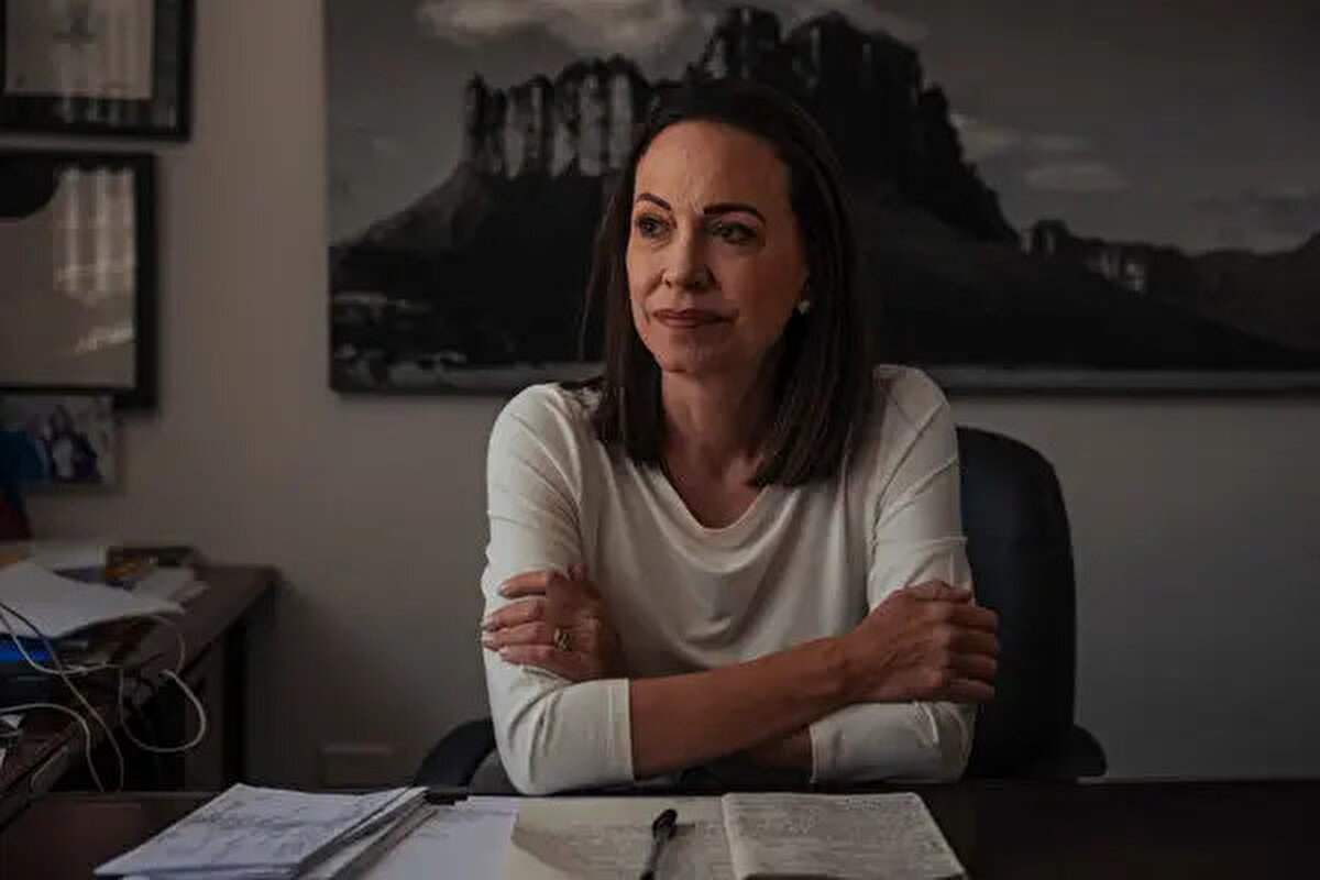 Ödül töreni ve siyasi boyutu<br><br>Tören, Oslo Belediye Sarayı’nda TSİ 15.00’te başlayacak. Machado’nun ailesi ve bazı Latin Amerikalı liderler törene katılmış durumda. Machado, Temmuz 2024’teki seçimde aday olamamasının ardından Ağustos 2024’ten bu yana nadiren kamuoyuna çıktı.