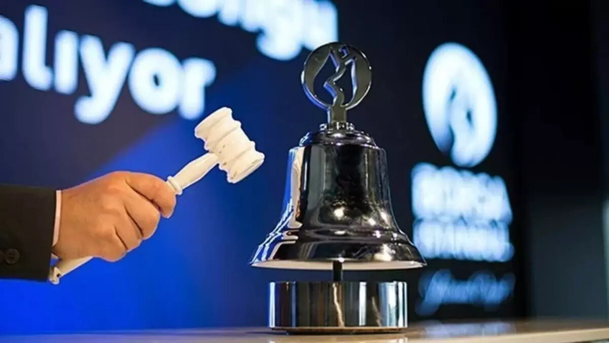 Zeray GYO (ZERGY) Kaç Lot Verir?<br><br>Yatırımcıların en çok merak ettiği konu "Bana kaç lot düşer?" sorusudur. Zeray gayrimenkul halka arz sürecinde dağıtım yöntemi "Bireysele Eşit Dağıtım" olarak belirlenmiştir. Bu, başvuran kişi sayısı arttıkça kişi başına düşen payın azalacağı anlamına gelir.<br><br>Tahmini katılımcı sayısına göre olası lot ve TL karşılığı tablosu aşağıdadır:<br><br>Katılımcı Sayısı Olası Lot Miktarı Yaklaşık Tutar (TL)<br><br>500 Bin Kişi 157 Lot 2.041 TL<br>700 Bin Kişi 112 Lot 1.456 TL<br>1.1 Milyon Kişi 72 Lot 936 TL<br>1.6 Milyon Kişi 49 Lot 637 TL<br>2.2 Milyon Kişi 36 Lot 468 TL