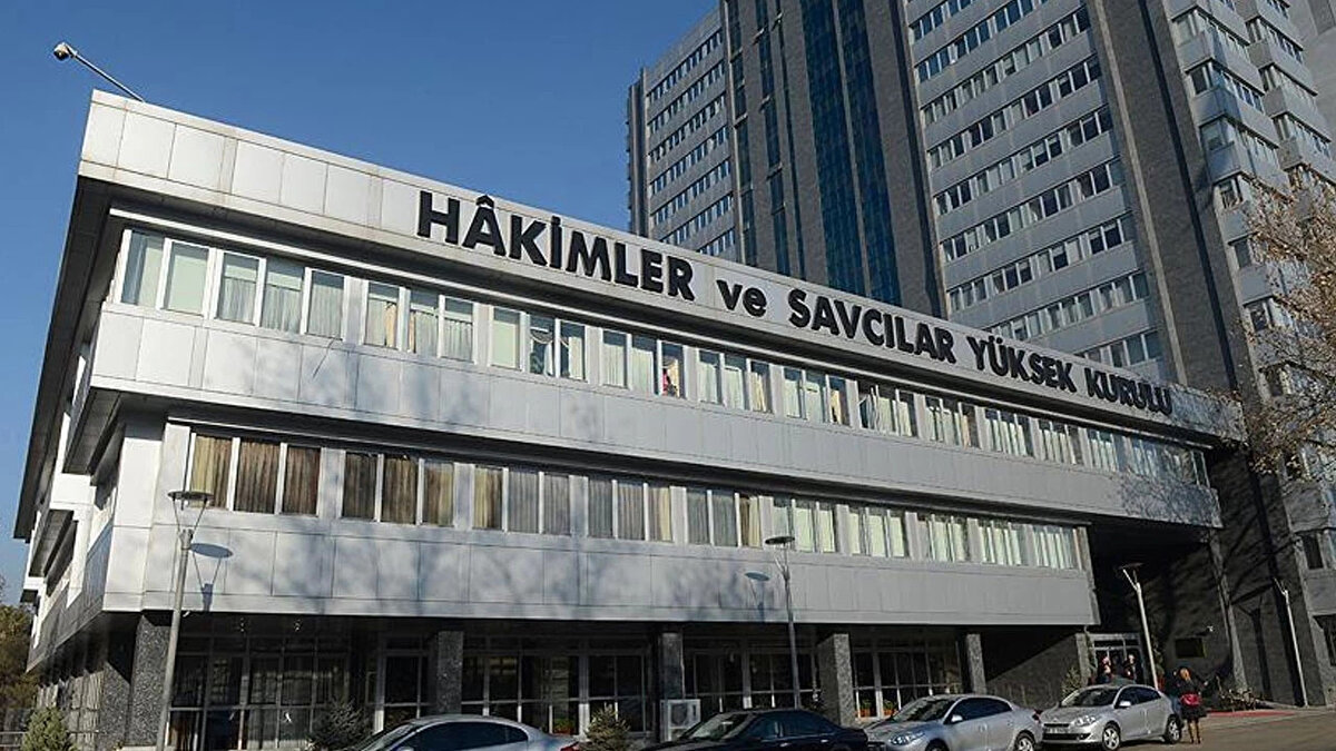 HSK Kararnamesi ile 948 Yargı Mensubunun Görev Yeri Değişti<br><br>Yıl içerisinde belirli periyotlarla yayımlanan kararlara bir yenisi daha eklendi. Resmi Gazete’de yer alan bilgilere göre; HSK Birinci Dairesinin eylül, ekim, kasım ve aralık aylarını kapsayan kararları tek bir kararname altında toplandı.<br><br>Bu kapsamda;<br><br>Adli Yargıda: 778 hakim ve savcı,<br><br>İdari Yargıda: 170 hakim ve savcı olmak üzere, Toplamda 948 hakim ve savcının görev yerinde değişikliğe gidildi.