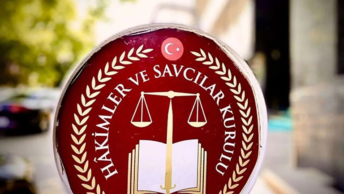 Hakimler ve Savcılar Kurulu (HSK) Birinci Dairesi tarafından hazırlanan adli ve idari yargıdaki atama kararnamesi yürürlüğe girdi. Hukuk dünyasının ve vatandaşların yakından takip ettiği atama kararları, 10 Aralık 2025 tarihli Resmi Gazete’de yayımlanarak resmileşti. HSK kararname son dakika 2025 gelişmesiyle birlikte görev yeri değişen isimlerin tam listesi erişime açıldı.