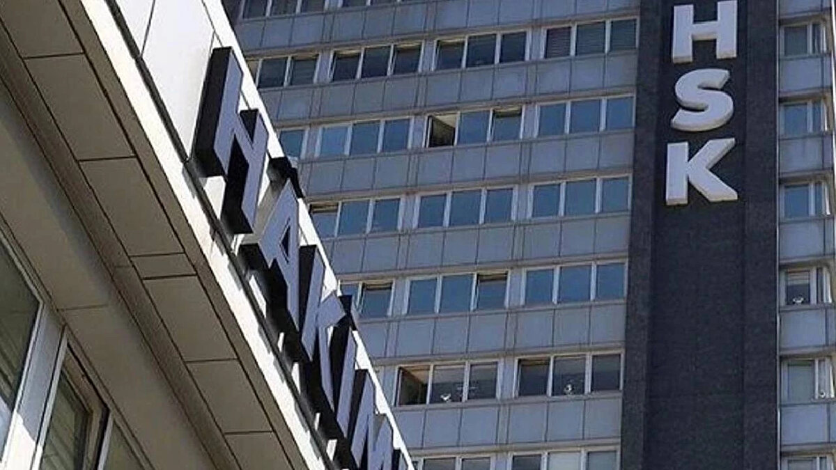 HSK Kura Kararnamesi 2025 ve Atama Listesi Sorgulama<br><br>Atamaların duyurulmasının ardından gözler isim listelerine çevrildi. Özellikle HSK Kura Kararnamesi 2025 ve atama sonuçlarını bekleyenler, yeni görev yerlerini Resmi Gazete üzerinden öğrenebiliyor.<br><br>HSK kura sonuçları 2025 ve atama listesini görüntülemek isteyenler, 10 Aralık 2025 tarihli ve 33103 sayılı Resmi Gazete nüshasını inceleyebilirler. İsim listesi, PDF formatında "Atama Kararları" başlığı altında yayımlanmıştır.