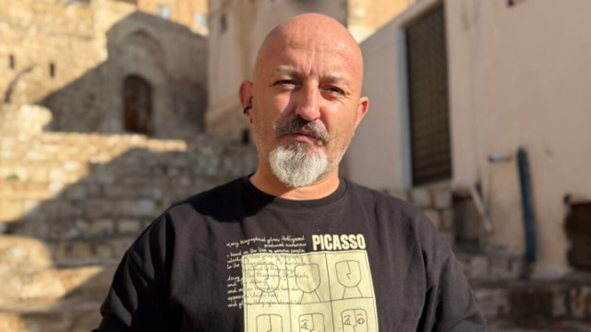 Eşekler için “emekli çiftliği” kuruluyor<br>Artuklu Belediyesi, yıllardır temizlik işlerinde çalıştırılan eşeklerin hizmet dışı kaldıktan sonra kaderlerine terk edilmeyeceğini vurguladı. Bu kapsamda 22 bin metrekarelik alanda “emekli hayvan çiftliği” kurulacak. Buraya taşınan eşeklerin bakım ve beslenme ihtiyaçlarının düzenli olarak karşılanacağı belirtildi.