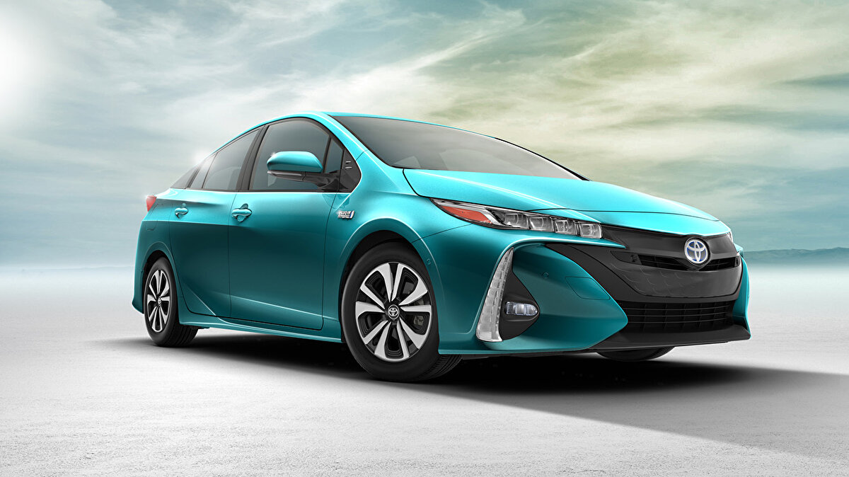 Toyota Prius Prime (2023) – Hibritte beklenmedik arızalar<br>Toyota’nın hibrit modelleri güvenilirliğiyle bilinse de 2023 model Prius Prime bu algıyı zedeledi. Yan aynalar, ağırlık sensörü, kapı-kilit mekanizması gibi parçalarda sıkıntılar rapor edildi. Bilgi-eğlence ekranının kararması, Bluetooth bağlantı problemleri ve batarya performansındaki tutarsızlıklar kullanıcıların öne çıkardığı diğer sorunlar oldu.