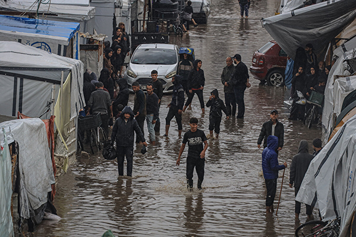 Çadırlarda yaşam imkânsız hâle geldi: Soğuk, su baskını ve hastalık riski<br><br>“Uluslararası yardım gecikmeden devreye girmeli”<br><br>Gazze Belediyesi, yardım kuruluşlarına hızla harekete geçme çağrısı yaptı. Yakıt temin edilmemesi durumunda mevcut pompaların tamamen duracağı belirtilirken, yerinden edilen insanlar için sağlam barınma alanlarının acilen oluşturulması gerektiği bildirildi.<br><br>Gazze’deki hükümet de bir gün önce yaptığı açıklamada, gelecek 72 saat boyunca etkisini artırması beklenen Byron fırtınasının çadır kentlerdeki on binlerce sivili tehdit ettiğini belirterek uluslararası topluma “acil müdahale” çağrısını yinelemişti.
