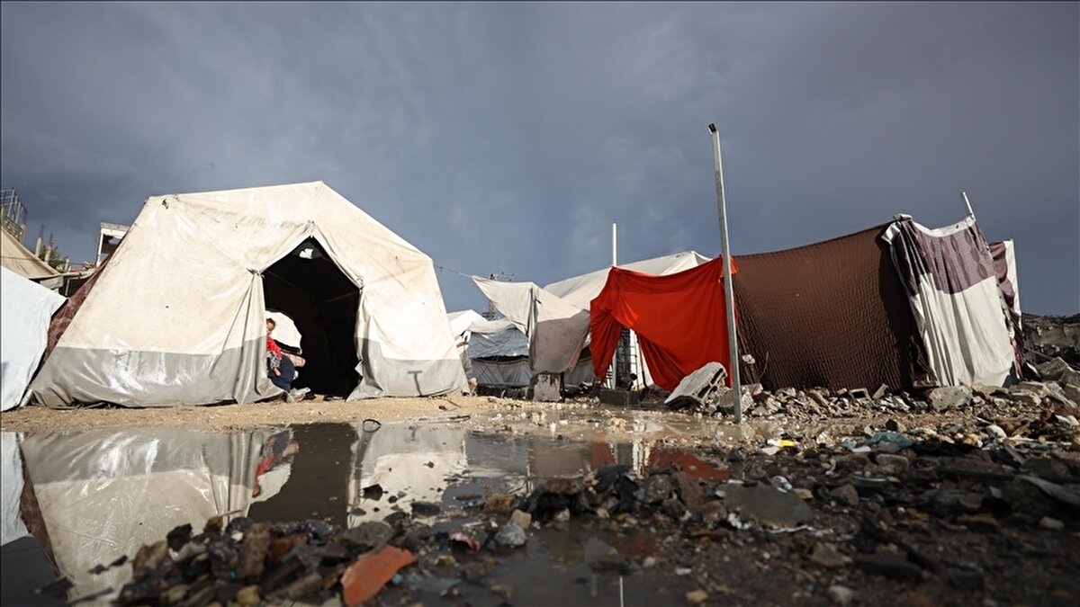 Enkaz, su tahliyesinin önünü tıkıyor<br><br>Gazze sokaklarında biriken enkazın suyun kanallara ulaşmasını engellediğini belirten Muhenna, bu kanalların yüzde 40’ının saldırılar sırasında tahrip olduğunu hatırlattı. Atık su kuyularının kapaklarının parçalanmış durumda olması ise bölgede ciddi tıkanmalara yol açıyor. Muhenna, özellikle çocuklar, yoldan geçen siviller ve çadır bölgelerinde yaşayan yerinden edilmiş kişilerin büyük tehlike altında olduğunu ifade etti.<br><br>“Gazze’de yaşanan tablo tam anlamıyla felaket seviyesinde” diyen Muhenna, tehlikenin her geçen gün büyüdüğünü kaydetti.