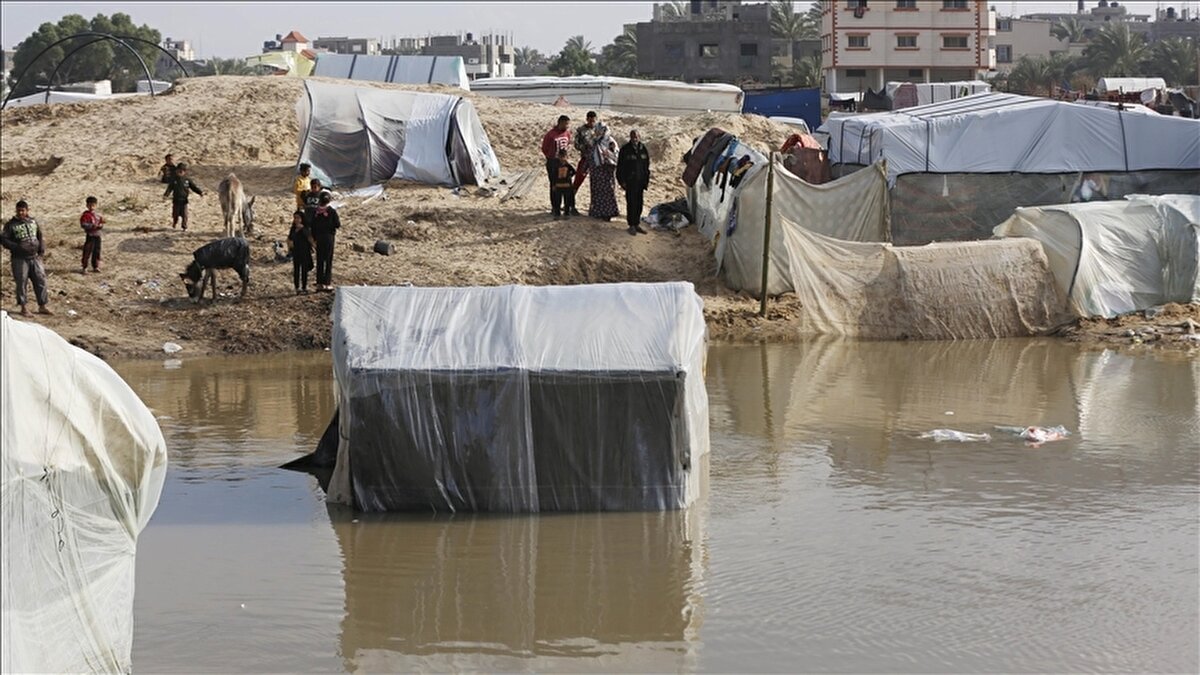 Çadırlarda yaşam imkânsız hale geliyor<br><br>Bölgede rüzgâra ve yağmura dayanıksız çadırlarda yaşam mücadelesi veren binlerce aile için durum her geçen saat daha da zorlaşıyor. Muhenna, “Ailelerin büyük kısmında battaniye bile yok. Isınma imkanı neredeyse sıfır. Çamur, soğuk ve sel riskinin birleşmesiyle insani kriz katlanıyor” ifadelerini kullandı.<br><br>Belediye, sınırlı imkanlarla soğuk hava dalgasının etkilerini azaltmaya çalıştığını belirtiyor. Ancak ekipman eksikliği nedeniyle acil ihtiyaçlara hızlı cevap verilmekte zorluk yaşanıyor.