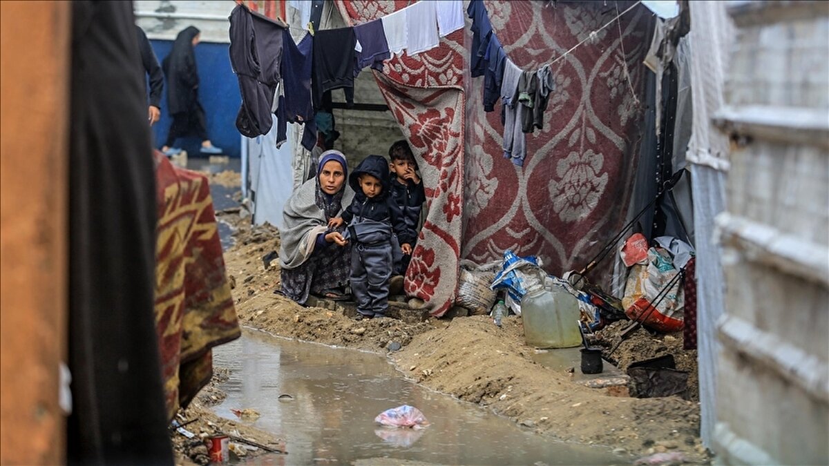 Belediye Sözcüsü Hüsnü Muhenna, AA’ya yaptığı açıklamada, saldırılar nedeniyle bölgedeki tüm imkanların kritik seviyede tükendiğini söyleyerek, “Gazze şu anda hem soğuk hava dalgası hem de ağır altyapı hasarıyla aynı anda mücadele ediyor” ifadesini kullandı.