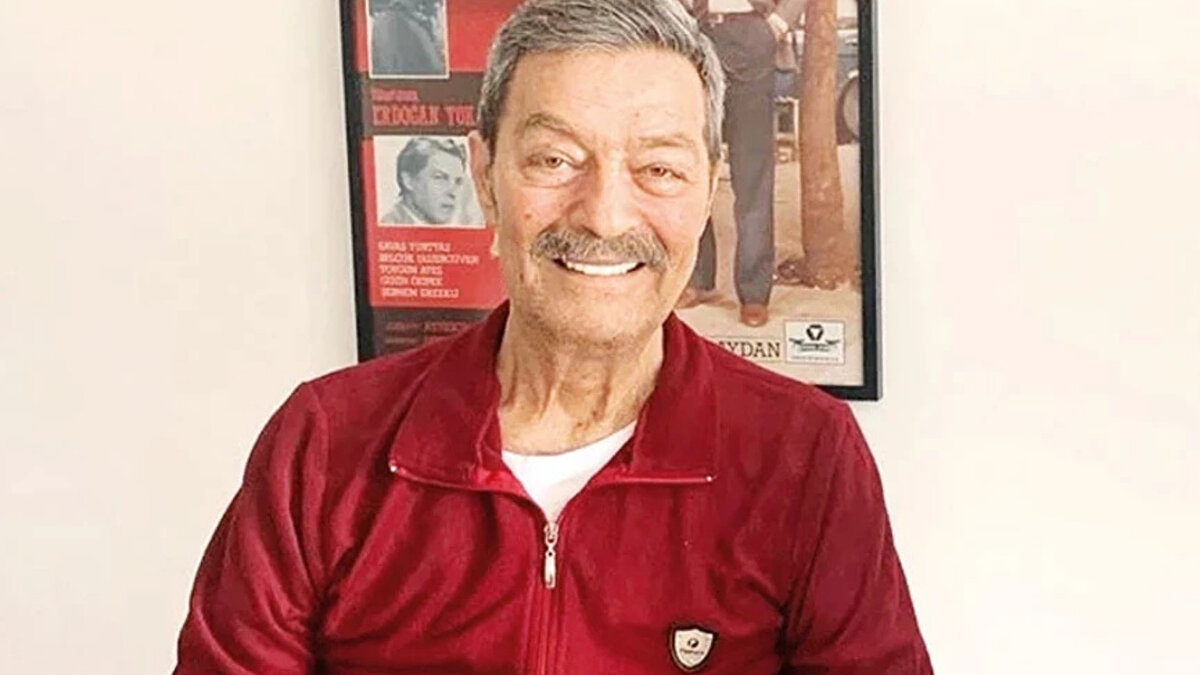 Fizik tedavi süreci sürüyor<br>Taburcu olduktan sonra rehabilitasyon merkezinde fizik tedavi gören 76 yaşındaki sanatçının son görüntüsü ortaya çıktı. İstanbul Fatsalılar Derneği Başkanı Osman Cayak, ünlü oyuncuyu ziyaret ederek fotoğraf paylaştı. Görüntü, İnanır’ın tedavi programını sürdürdüğünü ve iyileşme sürecinin devam ettiğini gösteriyor.