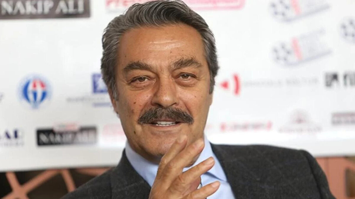 Usta oyuncu Kadir İnanır, geçen yıl Mart ayında İstanbul Beykoz’daki evinde rahatsızlanarak hastaneye kaldırılmış, yapılan tetkiklerde beyne pıhtı atması sonucu inme geçirdiği belirlenmişti. Ümraniye Eğitim ve Araştırma Hastanesi’nde operasyon geçiren İnanır, bir süre yoğun bakımda takip edilmiş ve 1 Nisan’da yoğun bakımdan çıkarılarak tedavisine servis katında devam edilmişti. Ünlü isim 4 Nisan’da taburcu edilmişti.