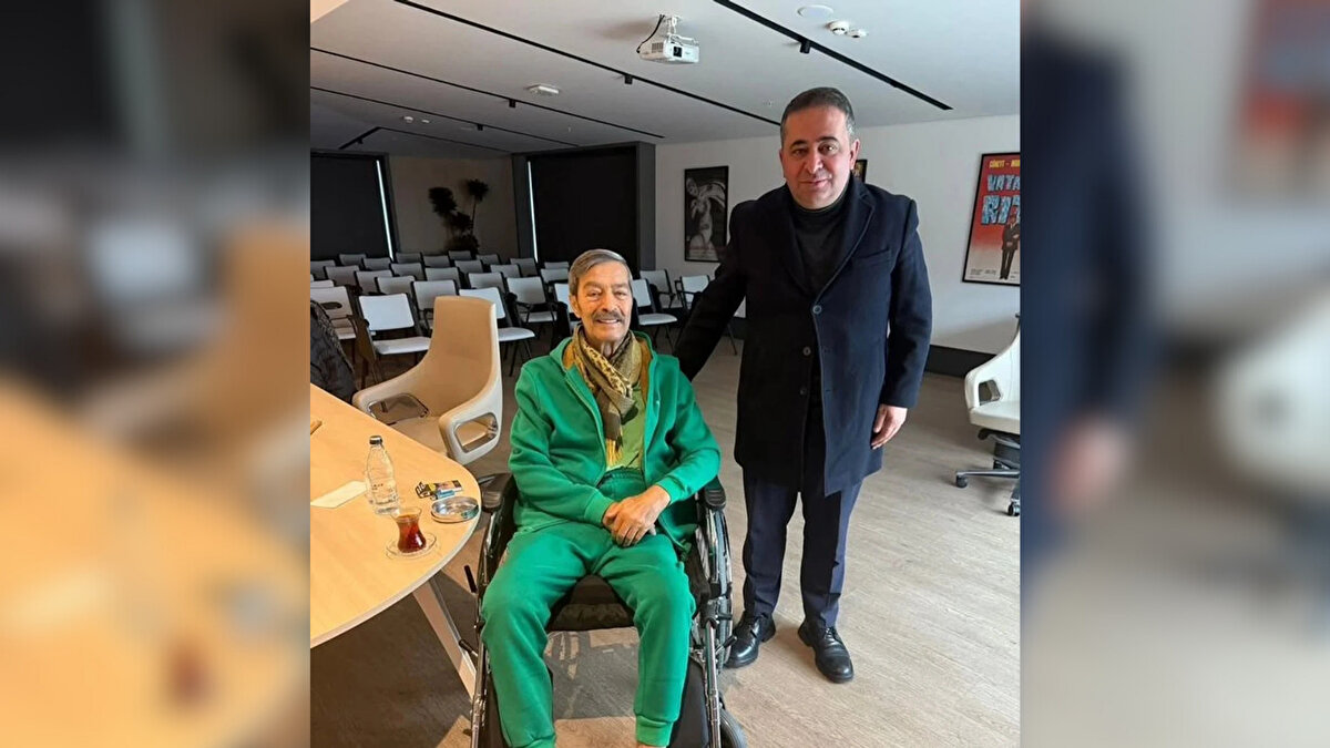 Yakınlarından “yalan haberlere itibar etmeyin” uyarısı<br>Kadir İnanır’ın ailesi ve yakın çevresi, sosyal medya ve bazı yayın organlarında yer alan asılsız iddialara karşı dikkatli olunması çağrısında bulunuyor. Ünlü sanatçının sağlık durumuna ilişkin resmi bilgilerin yalnızca ailesi tarafından paylaşılacağı ifade edildi.