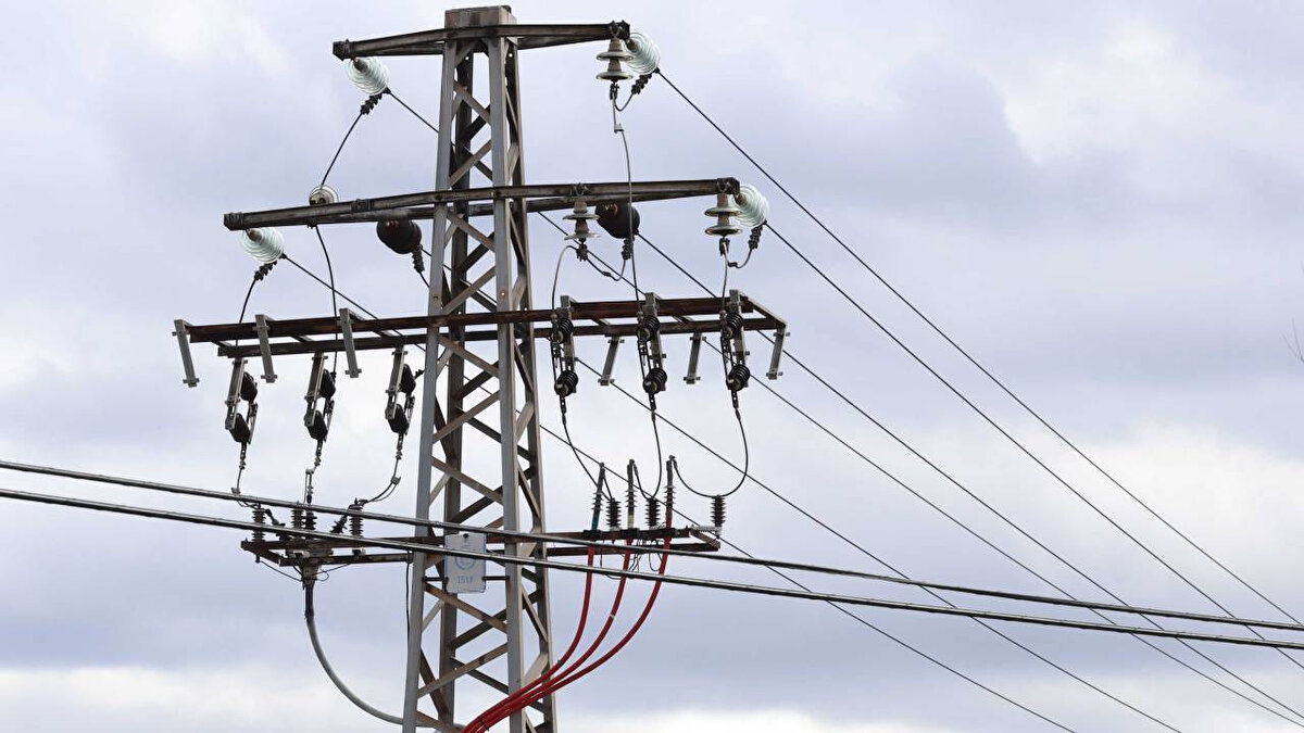 6. Gaziosmanpaşa Elektrik Kesintisi<br><br>Gaziosmanpaşa'da havai hat ve önleyici bakım çalışmaları gün boyu sürecek.<br><br>09.00 – 18.00 Arası: Yeni Mahalle (547, 548, 550, 594, 597, 599, 5991, 5992, 5411, 595. Sokaklar ve Cebeci Sokak).<br><br>13.00 – 18.00 Arası: Merkez Mahallesi (Ali Galipbey, Halitpaşa, Huzur, Necatibey Sokak).