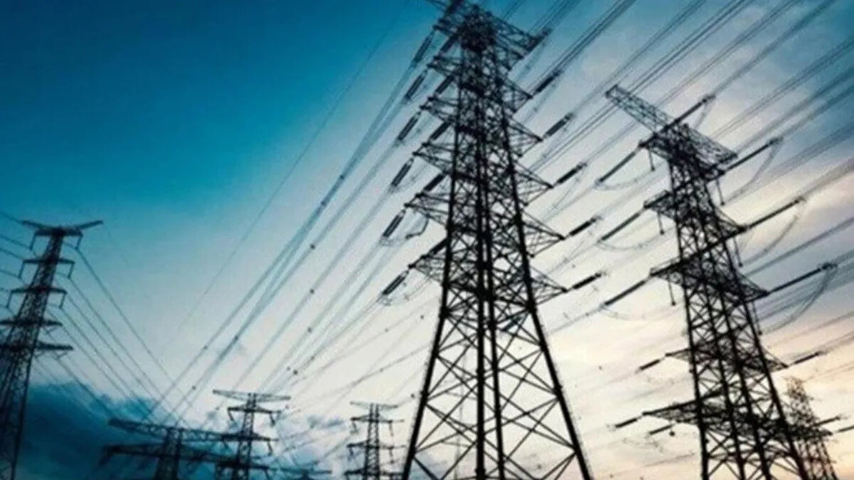 BEDAŞ ve AYEDAŞ Elektrik Kesintisi Sorgulama Nasıl Yapılır?<br><br>İstanbul'da elektrik kesintilerinin anlık takibi için dağıtım şirketlerinin resmi web sitelerini kullanabilirsiniz. Planlı çalışmaların yanı sıra anlık arızalar için de sorgulama yapabilirsiniz.<br><br>BEDAŞ (Avrupa Yakası) Kesinti Sorgulama: BEDAŞ'ın resmi internet sitesindeki "Planlı Kesintiler" bölümünden ilçe ve mahalle seçerek sorgulama yapabilirsiniz. Ayrıca ALO 186 hattı üzerinden bilgi alabilir veya SMS bilgilendirmesi için başvuruda bulunabilirsiniz.<br><br>AYEDAŞ (Anadolu Yakası) Kesinti Sorgulama: Anadolu yakasında oturan vatandaşlar, AYEDAŞ internet sitesi üzerinden güncel bakım çalışmalarını takip edebilirler.<br><br>Not: Elektrik kesintisi saatleri, çalışmanın seyrine göre dağıtım şirketleri tarafından değiştirilebilir veya çalışma erken biterse enerji daha erken verilebilir.