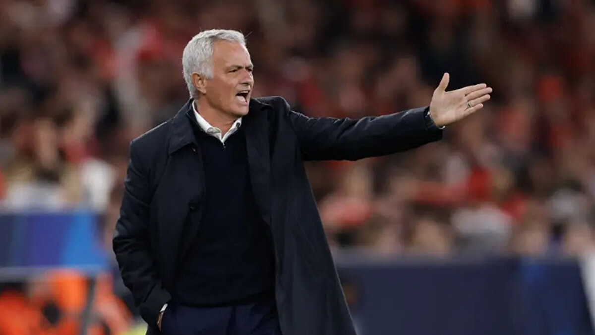 Mourinho, bu soruya önce tavrıyla ilgilenmediğini gösterdi, ardından kısa bir açıklamayla cevabını verdi.