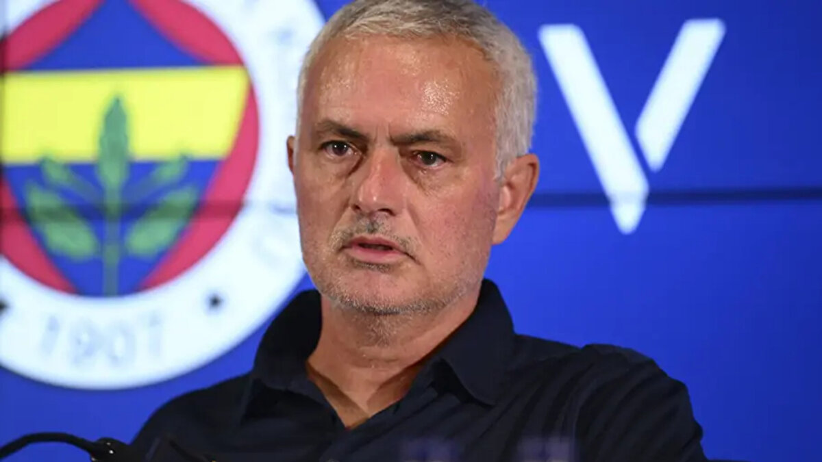 Mourinho'nun adı, Madrid yönetiminden çok kulübün eski teknik direktörünü özleyen bazı taraftarlar tarafından gündeme taşınmıştı.