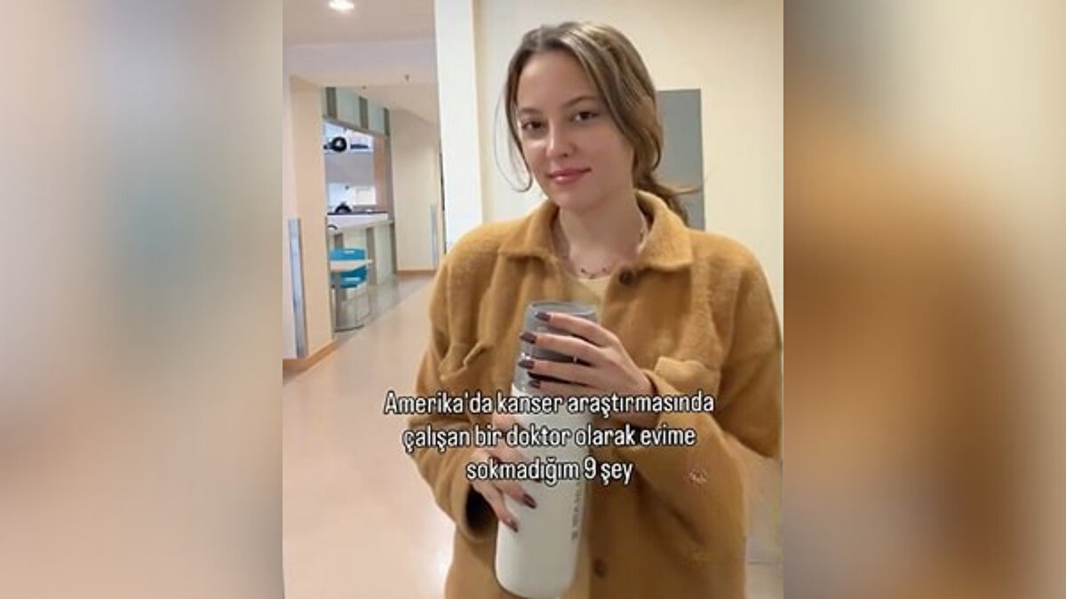 Kanser vakalarının dünya genelinde artmaya devam ettiği bir dönemde, ABD’de araştırmalar yürüten Dr. Feyza Canan, günlük hayatta sıkça kullanılan bazı ürünlerin hastalık riskini yükselttiğine dikkat çekti. Endüstriyel kimyasallar, işlenmiş gıdalar ve plastik tüketiminin uzun vadeli etkilerine değinen Dr. Canan, kendi yaşamında tamamen uzak durduğu dokuz ürünü paylaştı.