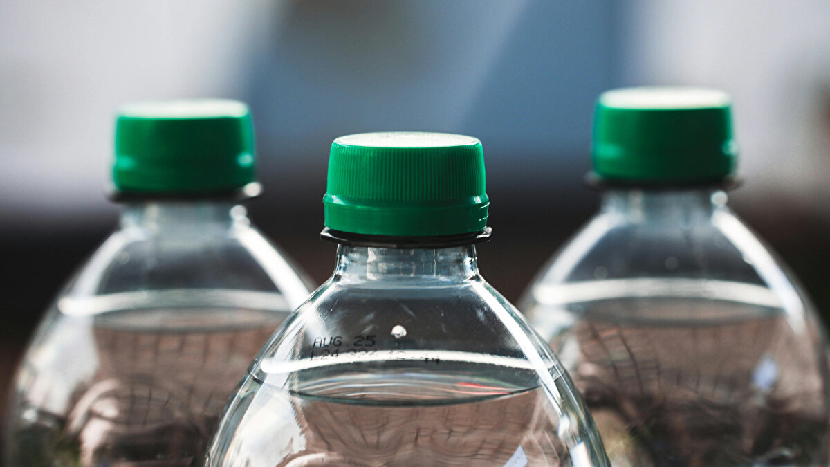 Plastik ürünler ve BPA etkileri<br>Dr. Canan, plastik kaplar ve tek kullanımlık şişelerde yer alan BPA ve ftalatların, hormon sistemini etkileyen kimyasallar arasında yer aldığını belirtiyor. Bilimsel çalışmalarda BPA temasının hücresel değişiklikleri tetiklediği ve östrojen reseptörleri üzerinde etkili olduğu ifade ediliyor.