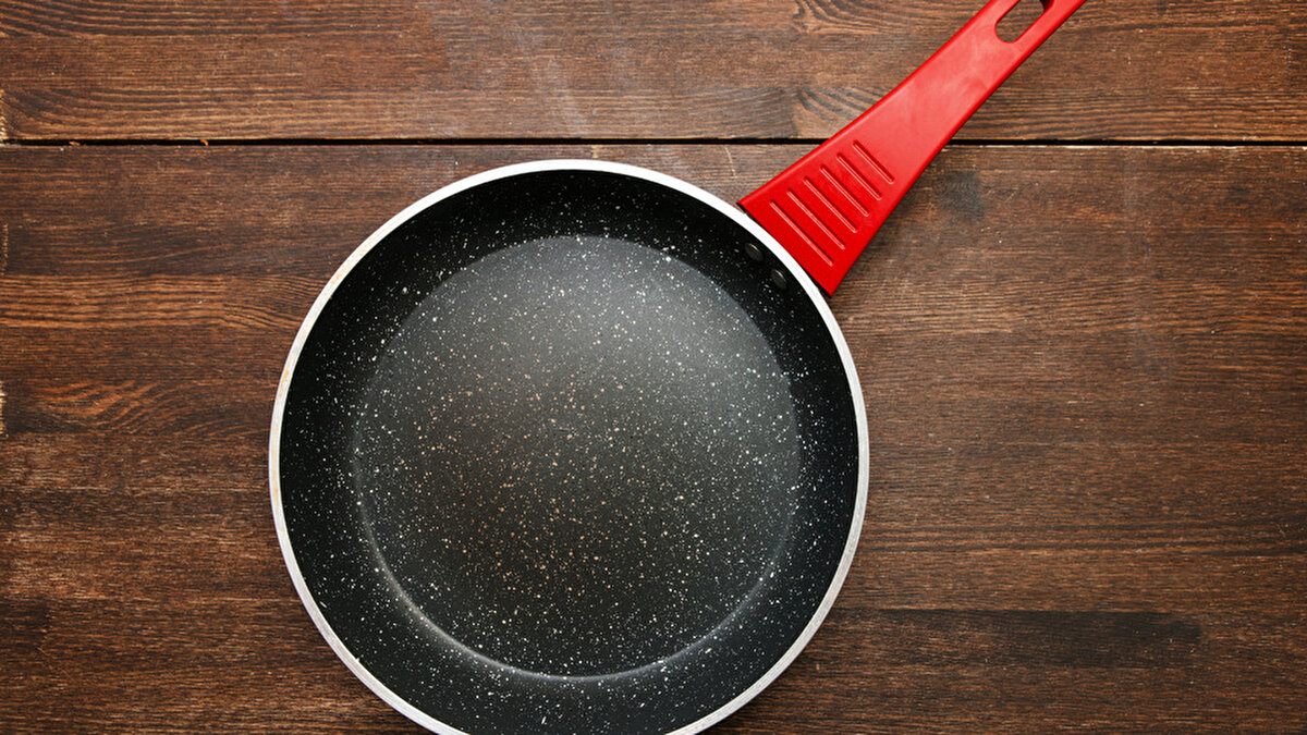Teflon ve PFAS içeren kaplar<br>Yine yaygın biçimde kullanılan non-stick (yapışmaz) tavaların PFAS içerdiğini vurgulayan Canan, bu maddelerin vücutta birikerek tiroit fonksiyonlarını etkileyebildiğini aktarıyor. PFAS, "kalıcı kimyasallar" sınıfında değerlendiriliyor.