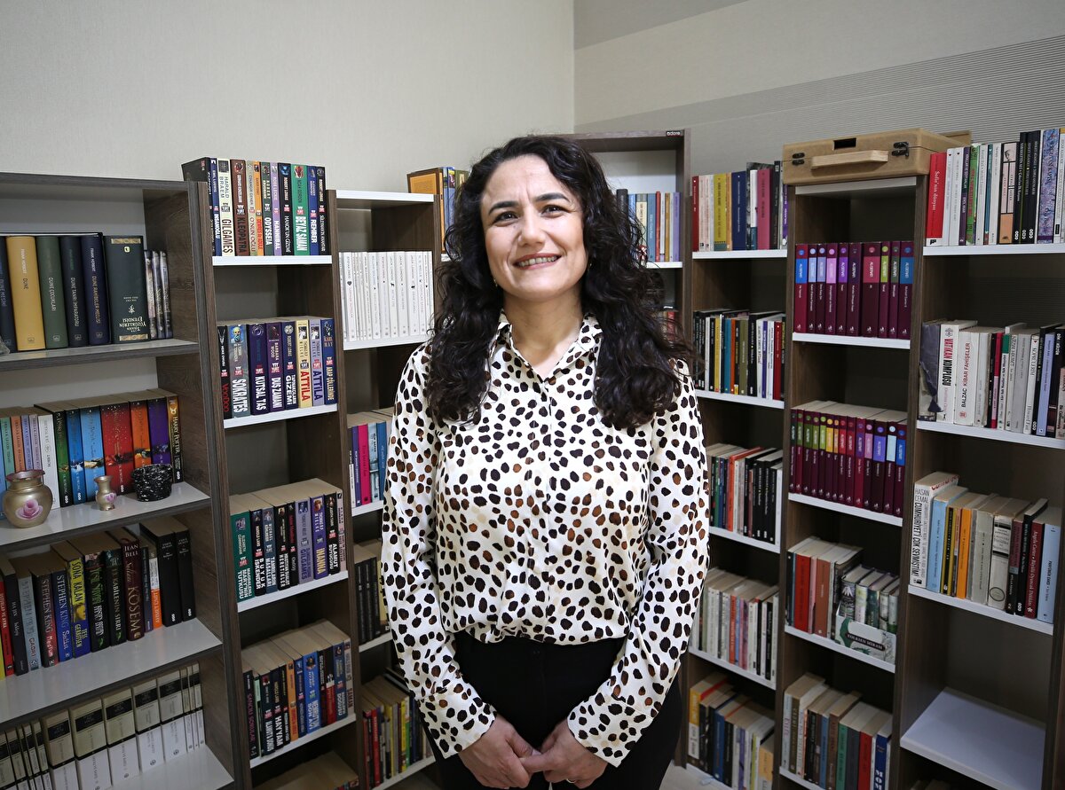 Bilimsel analizler yeni bir türü doğruladı<br><br>Morfolojik ve genetik analizlerin ardından güvenin “Tephris” cinsine ait yeni bir tür olduğu tespit edildi. Uzun yıllardır Türkiye’nin Lepidoptera çeşitliliği üzerine çalışmalar yürüten Prof. Dr. Akın, elde edilen bulgunun hem Türkiye faunası hem de bölgenin biyolojik çeşitliliği açısından önemli bir katkı sağladığını vurguladı. Dünyada bu cinse ait yalnızca 11 tür bulunduğu, yeni keşfin bu listeye 12’nci tür olarak eklendiği ifade edildi.<br><br>Bilimsel olduğu kadar duygusal bir anlam taşıyor<br><br>Yeni türe eşinin adını vererek teşekkür etmek istediğini belirten Orak, “Arazi çalışmalarından laboratuvara kadar en büyük desteği eşim verdi. Bu nedenle yeni türü onun adıyla tanımlamak istedim” dedi. Araştırmayı anlatan makale, uluslararası bilim çevrelerinde saygın bir yere sahip Zootaxa dergisinde yayımlandı.