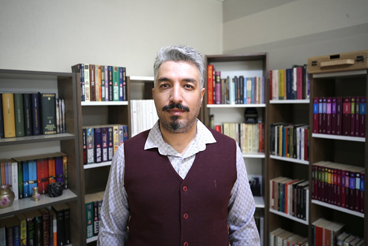 Türkiye’nin biyolojik zenginliği vurgulandı<br><br>Prof. Dr. Akın, Türkiye’nin üç kıtanın kesişim noktasında yer alması sayesinde olağanüstü bir biyoçeşitliliğe sahip olduğunu belirterek, “Eğil bölgesinden topladığımız örneklerin 79’u daha önce Diyarbakır’da kayıt altına alınmamıştı. Bu çalışma, ülkemizin faunasına çok değerli katkılar sunmuştur” diye konuştu.<br><br>Aile desteği keşfin mimarlarından biri oldu<br><br>Eşinin yüksek lisans sürecinde yanında olduğunu ifade eden Yıldız Orak ise, “Bu onun çocukluk hayaliydi. Bu hayale eşlik etmek benim için gururdu. Türe adımın verilmesi beni hem duygulandırdı hem de onurlandırdı” dedi.