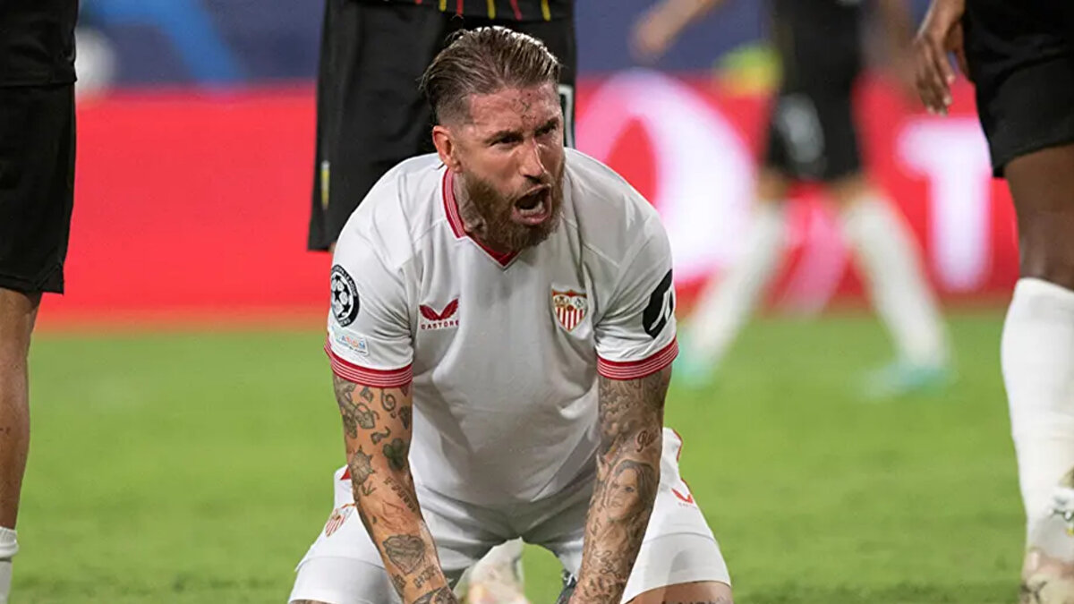 Efsane savunmacının şu anda farklı seçenekleri değerlendirdiği, Premier League ihtimalinin de masada olduğu ifade ediliyor. Manchester United ile görüşmelerin başladığı ancak henüz sürecin çok erken aşamada olduğu, taraflar arasında bir anlaşmanın sağlanmadığı aktarıldı.