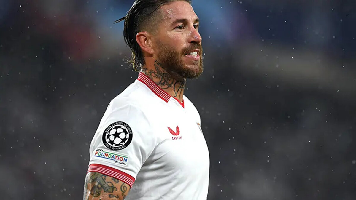 MANCHESTER UNITED TEKLİF YAPTI<br><br>Cadena SER'in haberine göre Manchester United, Ocak ayı transfer döneminde tecrübeli stoper Sergio Ramos'u kadrosuna katmak için resmi teklifini iletti.