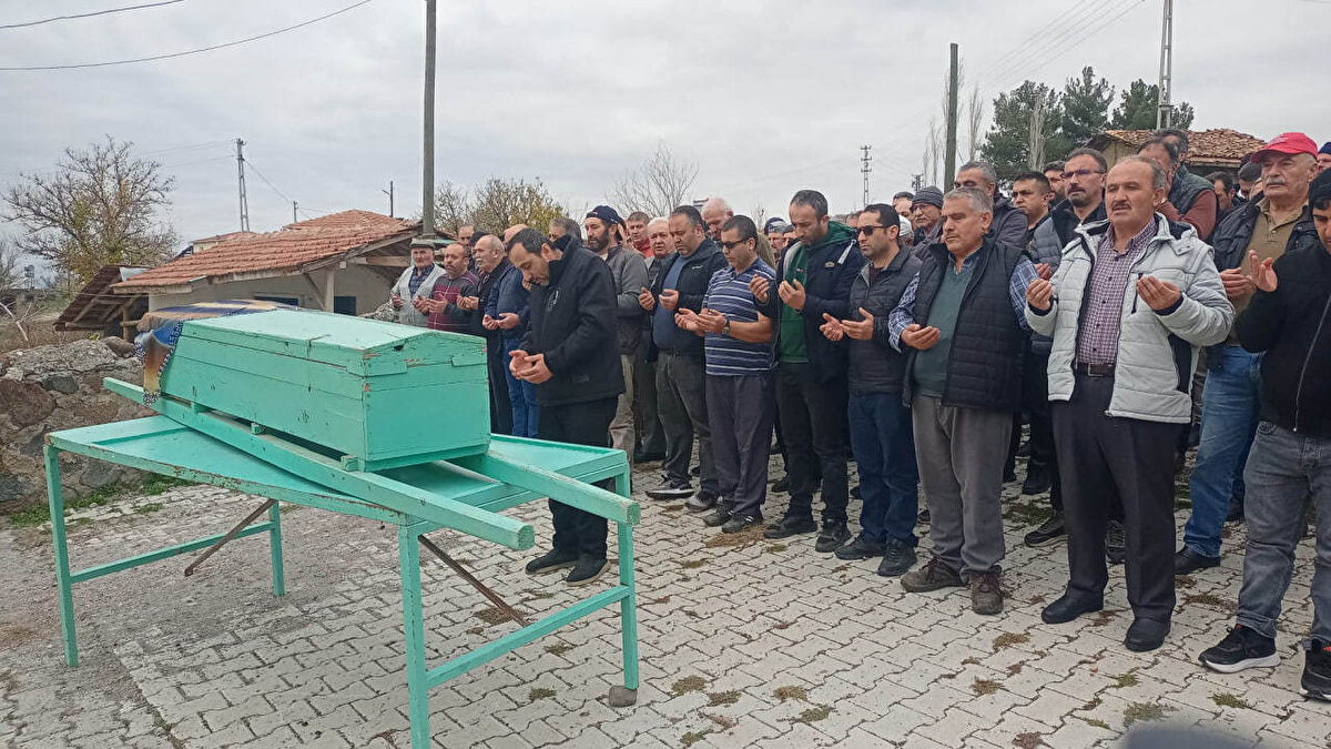 Kalbi 8 kez durdu<br><br>Ankara’nın Keçiören ilçesinde meydana gelen trajik olayda, 30 yaşındaki Gülhan Taş eski sevgilisi Mehmet S. tarafından bıçaklanarak ağır yaralandı. Taş, ihbar üzerine olay yerine sevk edilen ambulansla Etlik Şehir Hastanesi’ne kaldırıldı ancak tüm müdahalelere rağmen kurtarılamadı. Yapılan açıklamalara göre, kadın hayatını kaybetmeden önce kalbi 8 kez durdu.