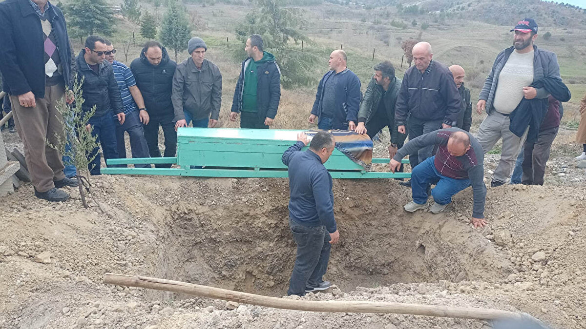 Ankara Keçiören’de 30 yaşındaki Gülhan Taş, eski sevgilisi Mehmet S.’nin bıçaklı saldırısına uğradı. Daha önce 4 kez uzaklaştırma kararı verilen saldırgan, ısrarlı takip ve tehdit suçlarından da yargılanıyordu. Gülhan’ın kalbi 8 kez durdu, tüm müdahalelere rağmen hayatını kaybetti.