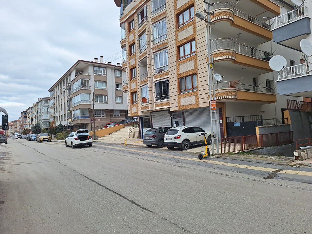 4 kez uzaklaştırma almış<br><br>Gülhan’ı öldüren Mehmet S. hakkında 2024-2025 yılları arasında 4 farklı uzaklaştırma kararı alındığı ve mağdura yönelik ısrarlı takip ile tehdit suçlarından dava açıldığı belirlendi. Saldırganın bu kararları defalarca ihlal ettiği, olay öncesinde mağdura yaklaşmayı sürdürdüğü ortaya çıktı.