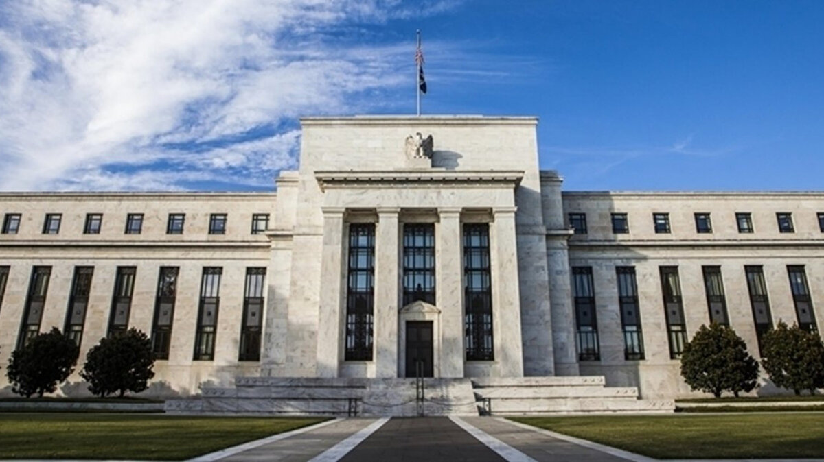 Fed Faiz Kararı Bugün Saat 22:00’de Açıklanacak<br>Amerikan Merkez Bankası (Fed), yılın son toplantısında faiz kararını açıklamak için bu akşam saat 22:00’de kameralar karşısına geçecek. Dünyanın gözü bu kararda olacak ve özellikle yatırımcılar kararın ardından Fed Başkanı Jerome Powell’ın açıklamalarını merakla bekliyor.