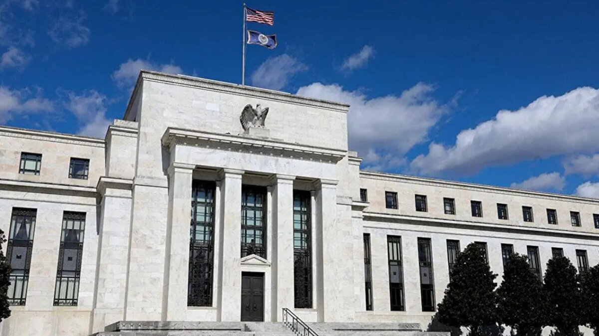 Fed Faiz İndirimi Kararını Ne Etkiliyor?<br>Bazı Fed yetkilileri, enflasyonla mücadele için temkinli olunması gerektiğini savunurken, bazıları ise mevcut ekonomik koşulların faiz indirimi için yeterli olduğunu belirtiyor. Bu durum, Fed’in faiz kararına ilişkin belirsizlikleri artırıyor.