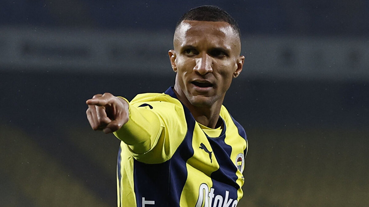 Gazzetta dello Sport'un haberine göre, Fenerbahçe'nin eski yıldızı Edin Dzeko'nun formasını terlettiği Fiorentina, Brezilyalı savunmacıyı kadrosuna katmak için devreye girdi.