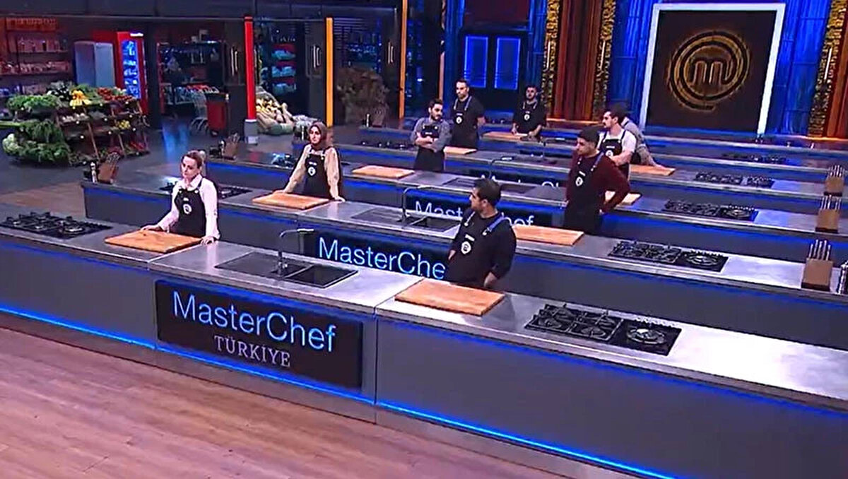 Bireysel Dokunulmazlığı Kim Aldı?<br>Takım oyununu kaybeden Mavi takım yarışmacıları, siyah önlüklerini giyerek bireysel dokunulmazlık için tezgâh başına geçti. Şefler bu etapta yarışmacılardan 30 dakika içinde "Le Entrecote" hazırlamalarını istedi.<br><br>Kısa sürede en yaratıcı ve teknik tabağı hazırlayan isim, şeflerin oy birliği ile Alican oldu. Alican böylece eleme potasına gitmekten kurtulurken, takım arkadaşı Semih'i potaya gönderen isim oldu.