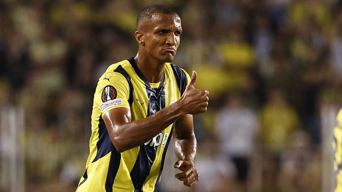 Çizme basınından "Fiorentina" iddiası<br><br>Tecrübeli stoperin Fenerbahçe'deki geleceği tartışılırken, İtalyan basını bombayı patlattı.