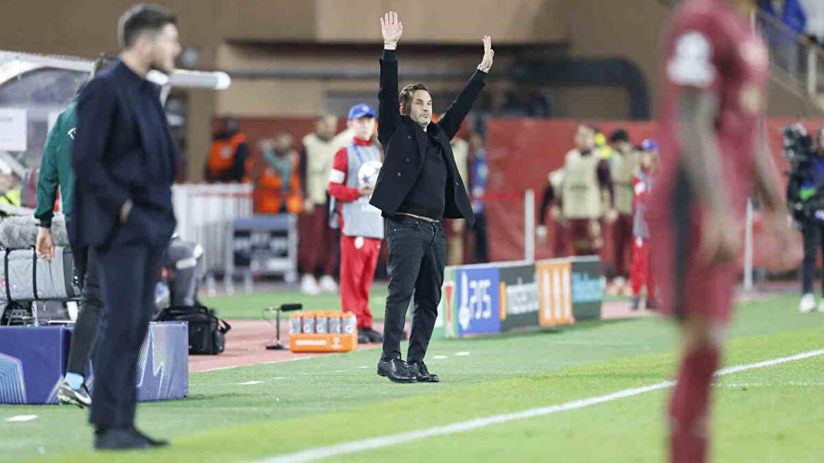 “G.Saray güle oynaya çıkacağı yerden kaosa sürüklendi”<br><br>“Osimhen de belli bir süreden sonra etkisiz kalır. Sané de belli bir süreden sonra etkisiz kalır. Barış yorulur. Ortadaki dengeyi sağlayacak orta saha oyuncularından dolayı olur bu. Okan Hoca bunu biliyor. İşte ona göre kadro kurmak lazım. Galatasaray, rahat çıkacağı bir yerden kaos'a sürüklendi. Üzüldüğüm bu."<br>