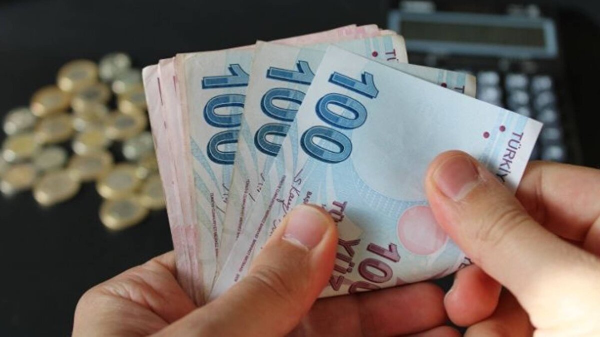 Türkiye Gazetesi Yazarı ve Sosyal Güvenlik Başuzmanı İsa Karakaş, köşesinde komisyonun uygulamadaki rolünü değerlendirdi. Karakaş’a göre 15 üyeli komisyon (5 hükümet, 5 işveren, 5 sendika) yapısına rağmen kararlar çoğunlukla hükümet ve işveren ittifakıyla şekilleniyor. Sendika temsilcilerinin katılımı olsa da olmasa da, sonuç değişmiyor.