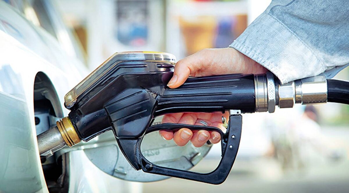 Akaryakıt Fiyatları Neden Değişiyor?<br><br>Akaryakıt fiyatlarının belirlenmesinde en önemli etkenler Brent petrol fiyatları ve Dolar/TL kurudur. Uluslararası piyasalarda petrol fiyatlarının artması veya Türk Lirası'nın döviz karşısında değer kaybetmesi, doğrudan pompa fiyatlarına zam olarak yansımaktadır. Bunun yanı sıra Özel Tüketim Vergisi (ÖTV) oranlarındaki değişiklikler de fiyat artışlarında kritik bir rol oynamaktadır.