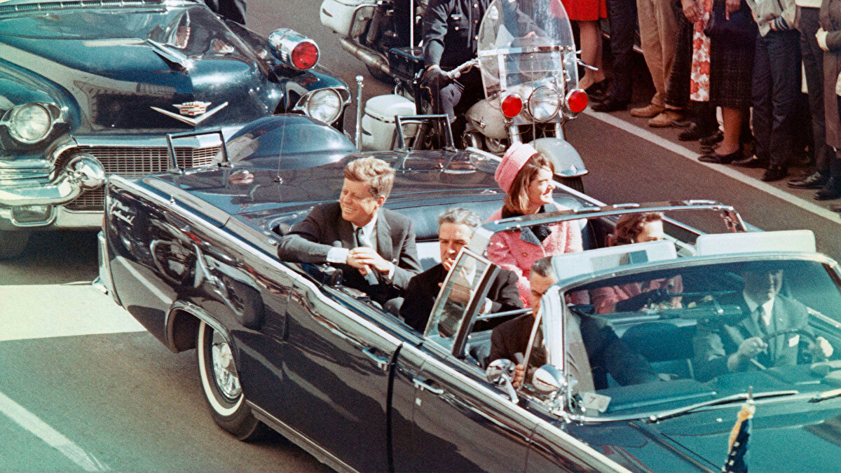 John F. Kennedy (1963)<br><br>Dallas’ta üstü açık arabasıyla halkın arasından geçerken tüm dünyanın gözü önünde vurulmuştur