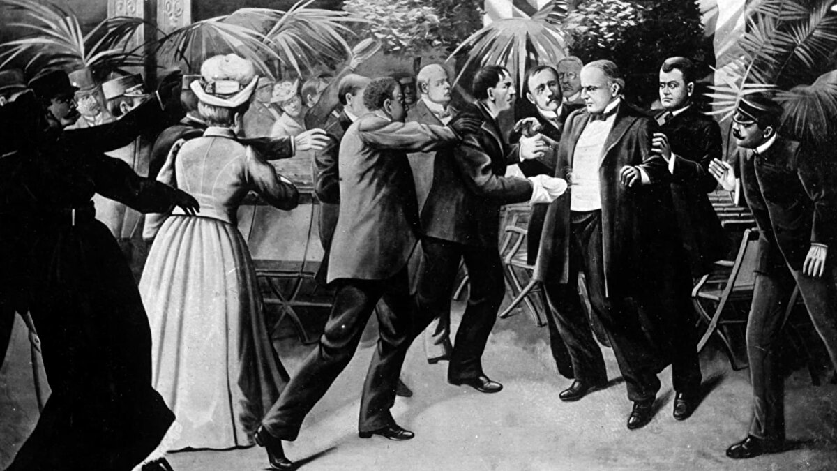 William McKinley (1901)<br><br>Bir fuar alanında halkı selamlarken, mendil altına gizlenmiş silahla yakın mesafeden vurulmuştur