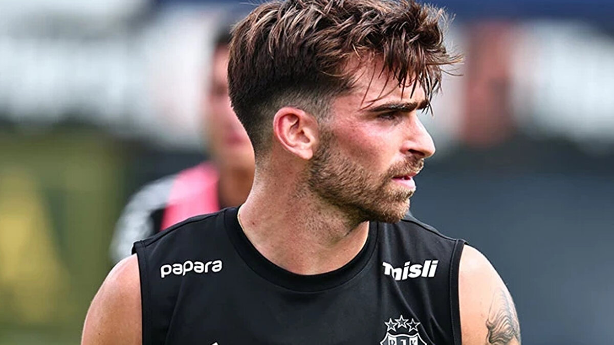 Bu gelişme teknik heyetin planlarını altüst etti. İki oyuncu da ligin kaderini etkileyecek olan kritik Trabzonspor ve Fenerbahçe derbilerinde forma giyemeyecek.