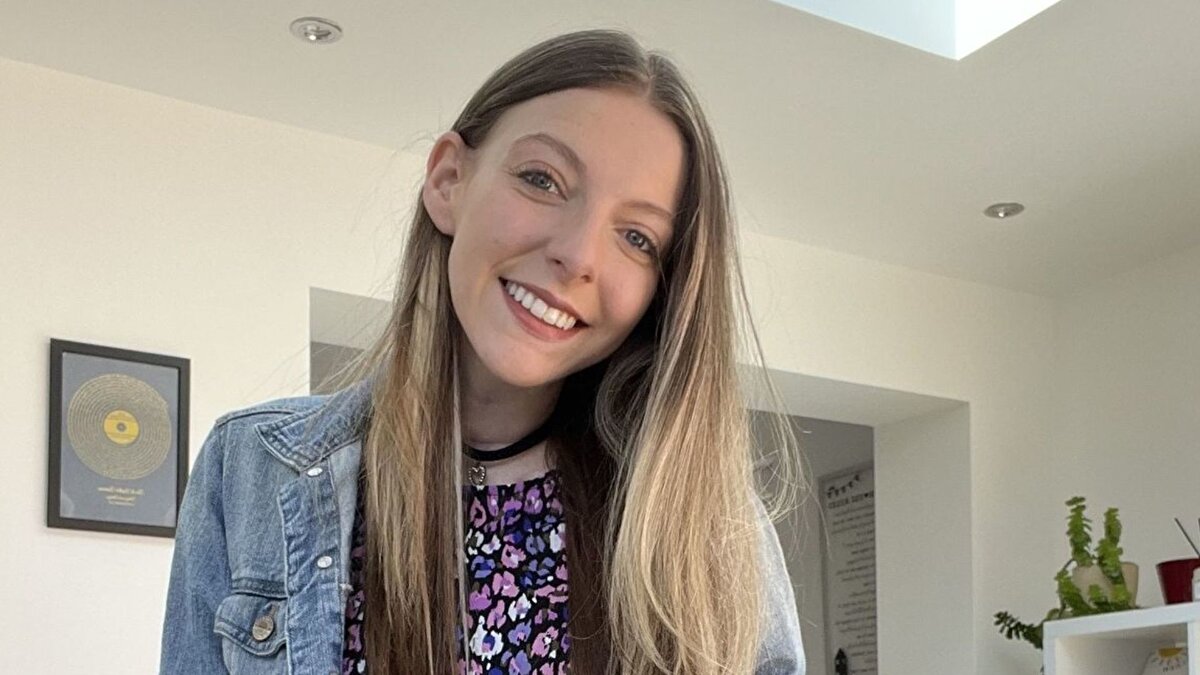 İngiltere’nin Basildon kentinde yaşayan 28 yaşındaki Sophie Zenonos, aylarca devam eden öksürük, nefes darlığı ve belirgin yorgunluk şikâyetlerine rağmen kendisine yalnızca “göğüs enfeksiyonu” tanısı konulduğunu belirtti. Genç kadının, şikâyetlerinin giderek ağırlaşması üzerine yeni tetkikler yapıldı.