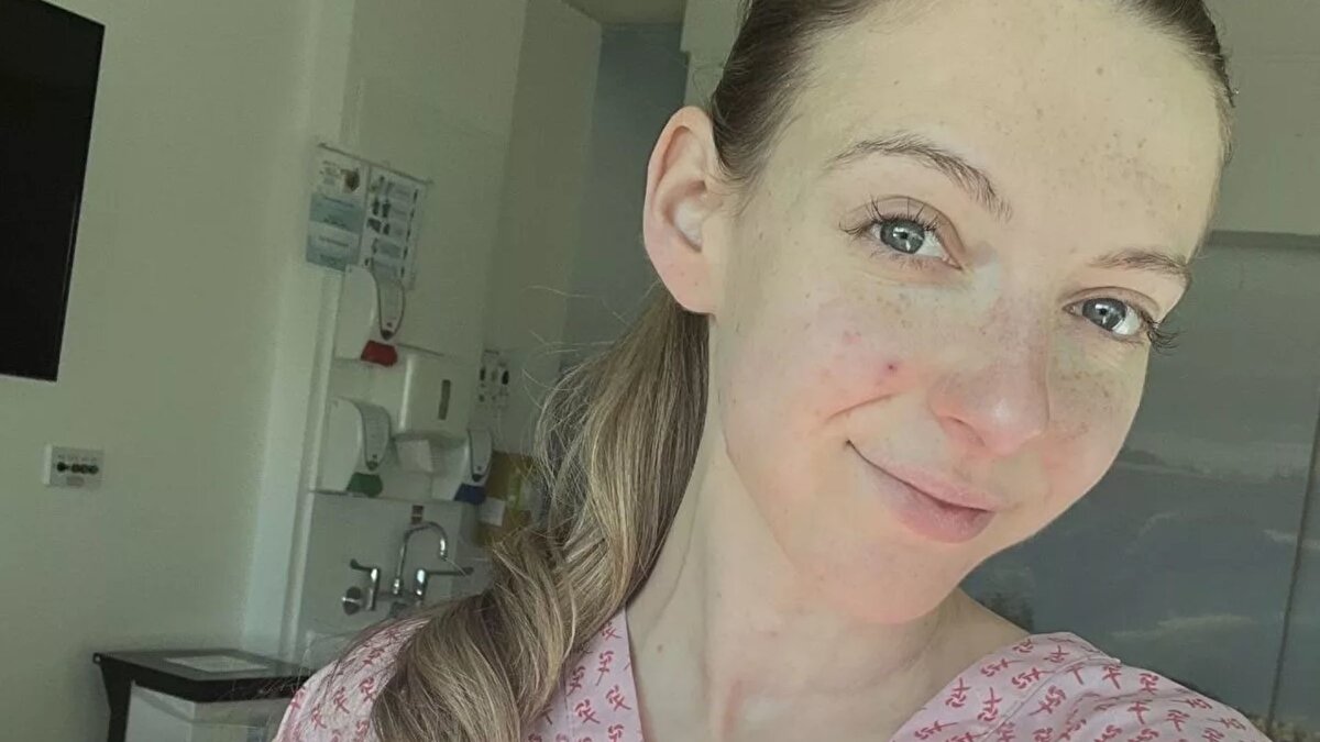 ‘Vücudun uyarılarına kulak verin’ çağrısı<br><br>Sophie Zenonos, tedavi sürecinde yaşadığı gecikmenin hayatını kalıcı biçimde etkilediğini belirterek insanların kendi sağlıkları konusunda ısrarcı olmaları gerektiğini vurguladı. Vücudunda bir değişiklik hissettiğinde artık daha dikkatli davrandığını söyleyen Zenonos, “Bir şeylerin yolunda gitmediğini hissediyorsanız mutlaka ikinci bir görüş alın. Erken tanı her zaman daha iyi sonuç verir” diyerek benzer şikâyetler yaşayanlara çağrıda bulundu.