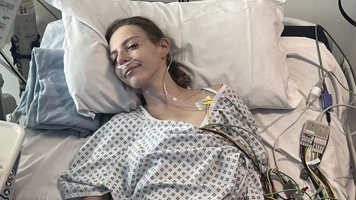 Teşhis ve tedavi süreci<br><br> Genç kadının göğüs kafesinde yaklaşık 15 santimetrelik bir tümör bulunduğu ve bunun dördüncü evre Non-Hodgkin Lenfoma olduğu ortaya çıktı.<br>Zenonos, 2020 yılının haziran ile aralık ayları arasında altı kür kemoterapi ve 20 seans radyoterapi gördü. İngiltere’de yürütülen tedavilerin ardından 2021’de lenfoma için “temiz” raporu aldı. Ancak hastalık sürecinde yaşadığı nefes darlığı, düzenli spor yapan bir kişi için olağan dışı bir durumdu. Genç kadın, merdiven çıkmakta dahi zorlandığını ve bu nedenle defalarca doktora başvurduğunu aktardı.