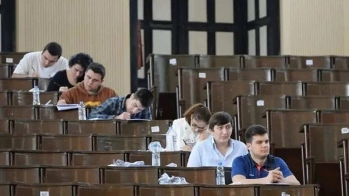 Milli Eğitim Bakanlığı’nın öğretmen atama sisteminde planladığı köklü değişiklikler gündeme bomba gibi düştü. Öğretmenlik hayali kuran yüz binlerce adayı yakından ilgilendiren yeni sistemde, "ezber bozan" kararlar dikkat çekiyor. Pedagojik formasyon şartının kaldırılması ve Akademi Giriş Sınavı (AGS) ile doğrudan atama yolunun açılması planlanıyor.