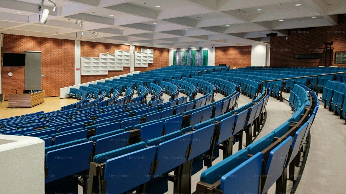 Öğretmenlikte Yeni Dönem: AGS Nedir?<br><br>Milli Eğitim’de planlanan yeni model, öğretmen adaylarının atanma süreçlerini tamamen değiştiriyor. Geleneksel formasyon eğitimi ve mülakat süreçlerinin yerini, daha yetkinlik bazlı ve doğrudan bir sistemin alması hedefleniyor.