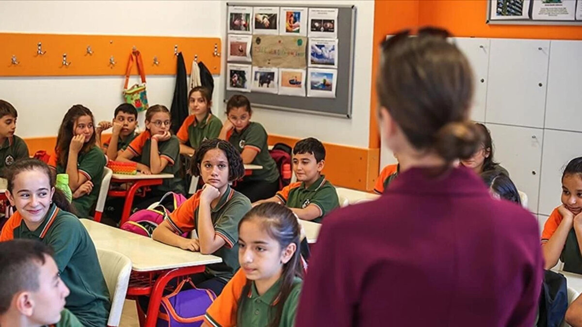 4. İletişim, Sanat ve Sosyal Bilimler Grubu<br><br>Özellikle iletişim fakültesi mezunları için büyük bir fırsat doğuyor:<br><br>Gazetecilik<br><br>Halkla İlişkiler<br><br>Radyo ve Televizyon (İletişim kapsamı)<br><br>Sosyoloji<br><br>Felsefe<br><br>İngilizce Dili ve Edebiyatı<br><br>Fen Edebiyat Fakültesi Bölümleri<br><br>İlahiyat