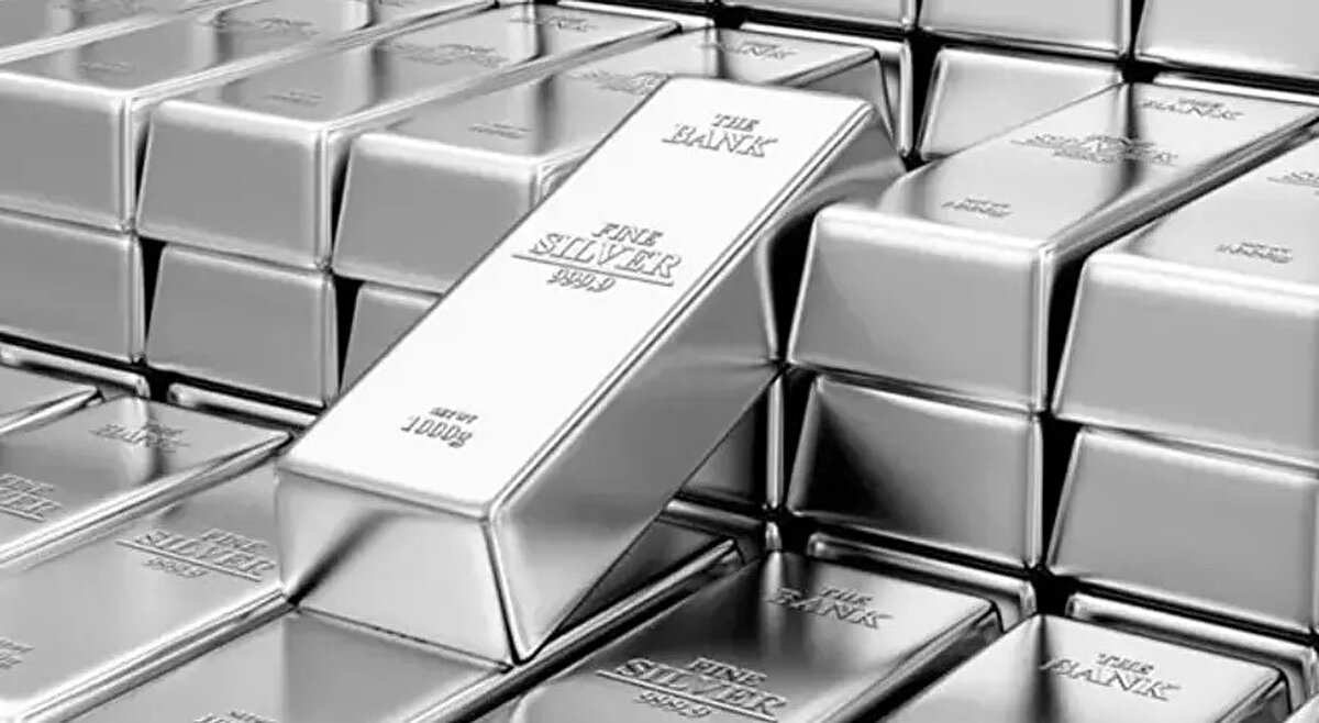 Gümüş fiyatları, 10 Aralık 2025 Çarşamba sabahında ons başına 61 dolar seviyesini aşarak tarihi bir rekora ulaştı. ABD’den gelen istihdam verilerinin etkisiyle hızlanan yükseliş, değerli maden piyasalarında dikkatle takip edildi. Türkiye’de de yatırımcıların yakından izlediği gümüş, bu yıl boyunca sergilediği güçlü performansıyla öne çıkmayı sürdürdü.