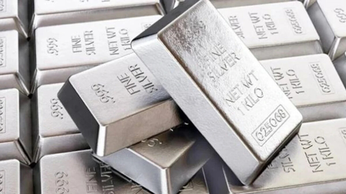 Altın-Gümüş fiyatlamasında tarihi kırılma<br>Uluslararası piyasalarda onsu 60,47 dolara kadar çıkan gümüş, altının değerini de etkileyen bir fiyatlamaya yol açtı. Aynı saatlerde altın 4.217 dolar seviyesinde işlem görürken, AltınGümüş Oranı Temmuz 2021’den bu yana ilk kez 70’in altına indi. Bu oran, iki değerli maden arasındaki dengeyi gösteren önemli bir gösterge olarak biliniyor.