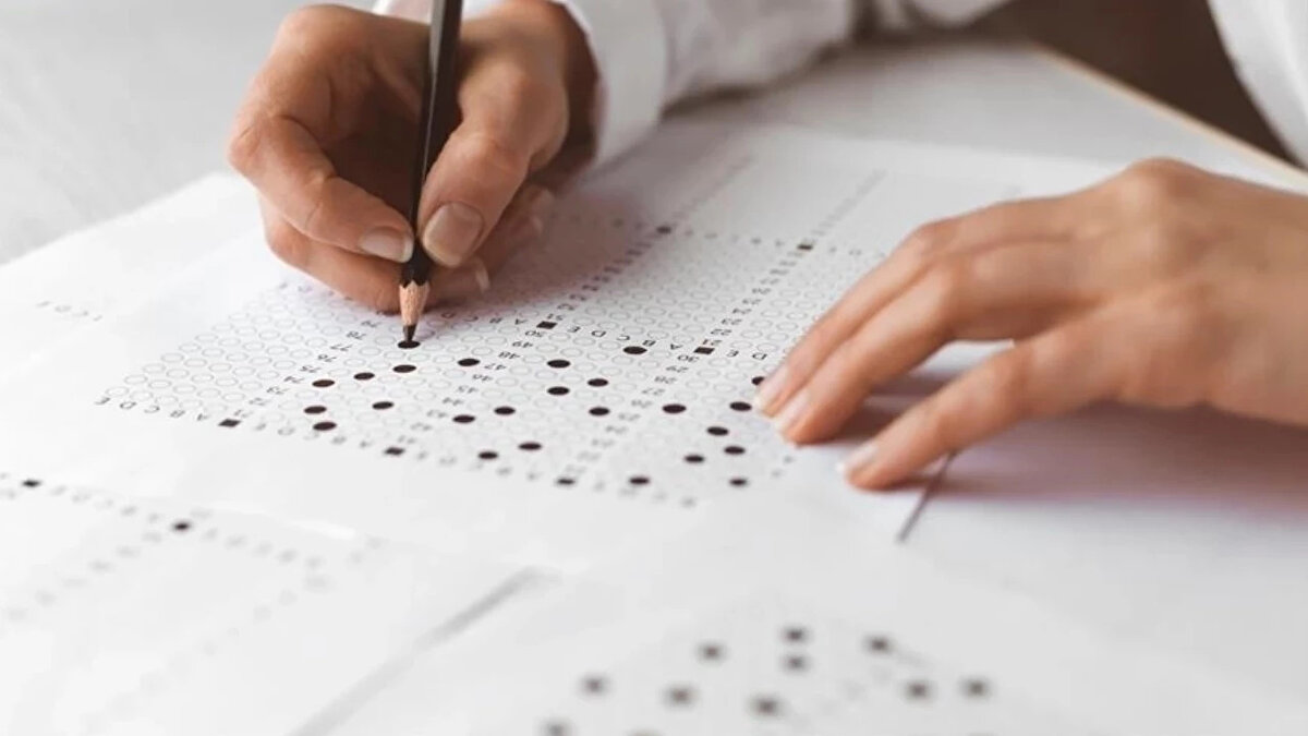 Gazetecilik mezunları hangi derslere girebilir?<br><br>Gazetecilik mezunları, medya okuryazarlığı, iletişim dersleri ve meslek liselerinin ilgili gazetecilik/radyo-tv alanlarında öğretmenlik yapabilirler.